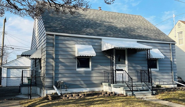 Charming and Spacious 3-bedroom House with WiFi, AC in nice Ferndale, MI