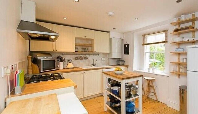 Charming and stylish cottage in the heart of a pretty conservation village. Sleeps 7.