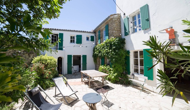 Charming and typical Ile de Ré House. Village center, very calm and renovated