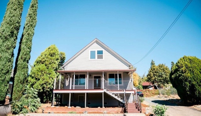 Charming and Updated Home Next to Downtown