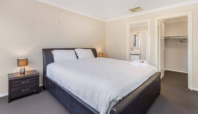 Charming and Upscale Home Free Parking