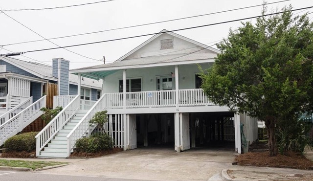Charming and comfortable historic beach cottage!