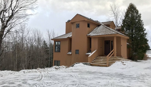 Charming and Warm Bromley Mountainside Home - Seasonal Rental