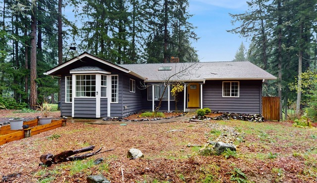 Charming Anderson Island home with fireplace, deck, family-friendly amenities