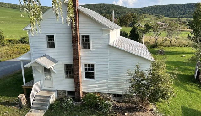 Charming antique farmhouse with lake views!