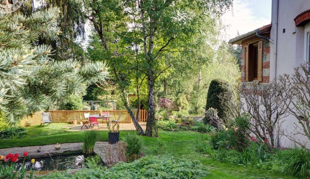 Charming apartment with private terrace in large park