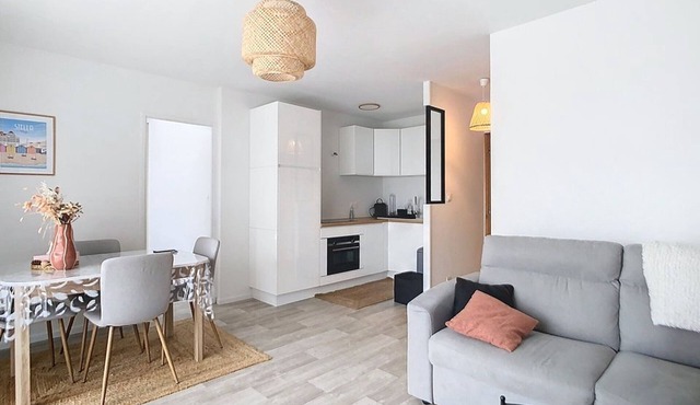 Charming Apartment for 4, Steps from the Beach, Bright with Balcony!