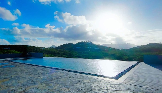 Charming apartment with pool and gym