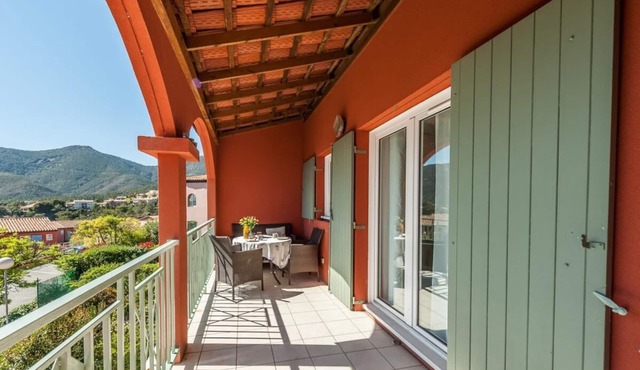 Charming apartment for 2 persons in quiet location, sea view, communal pool