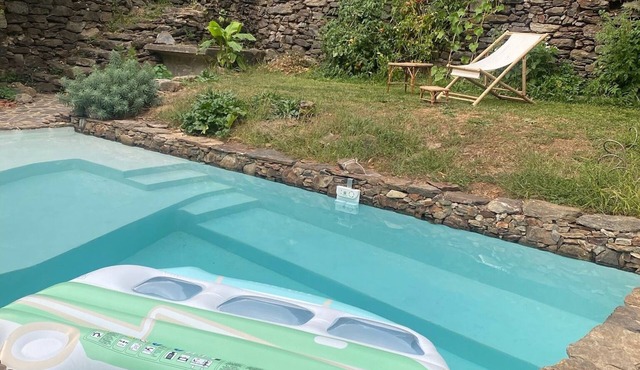 Charming apartment nestled in an old provencal Mas with a pool and jacuzzi.