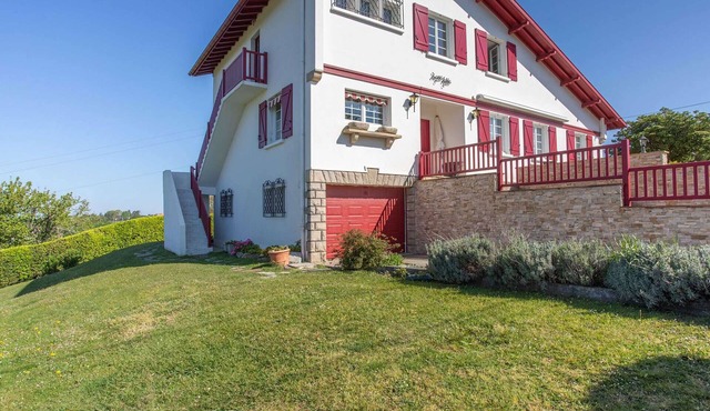 Charming apartment 15min from St Jean with garden