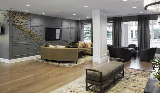 Charming Apartment at Crystal City with Nice Amenities
