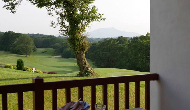 CHARMING APARTMENT ON MAKILA GOLF COURSE WITH SWIMMING POOL, NEAR BIARRITZ&ANGLET