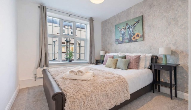 Charming Apartment Great Location Pool Table Free Parking Fast WiFi