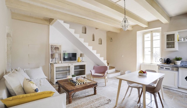 Charming apartment in town house in the heart of Eygalieres
