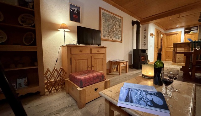 Charming apartment in a chalet facing Mont Blanc and close to the slopes.