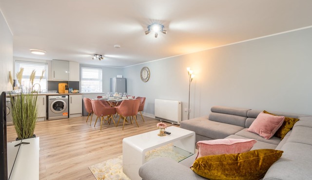 Charming Apartment In Andover Town Centre 55' 4K Smart TV Netflix