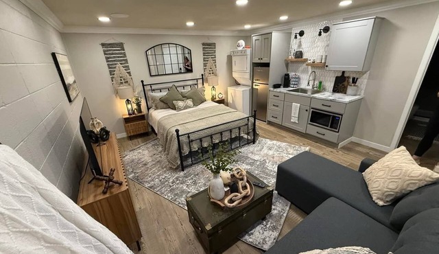 Charming apartment in Delta all in walking distance to coffee shops and dining.