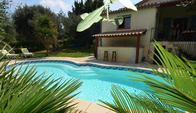Charming apartment in Côte d'Azur villa, private garden and large pool.