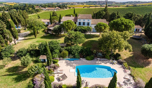 Charming apartment in a quiet location with large pool