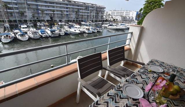 Charming Apartment in Roses, Costa Brava: Near the Beach, with Terrace, Garage, and All Amenities