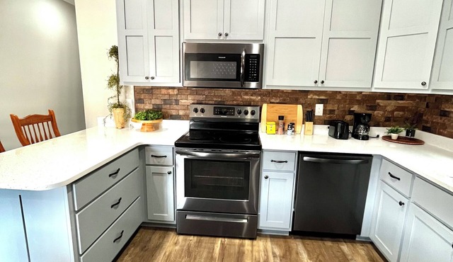Charming apartment in Savannah! Conveniently located near downtown!