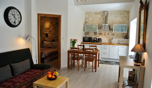 Charming apartment inside the old walls of Avignon