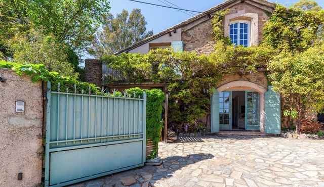 Charming Apartment 'Logement de charme les Araucarias' with Shared Pool, Private Terrace & Wi-Fi