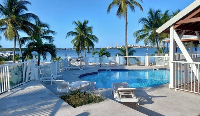 Charming apartment " Feet in the water " with a view !
