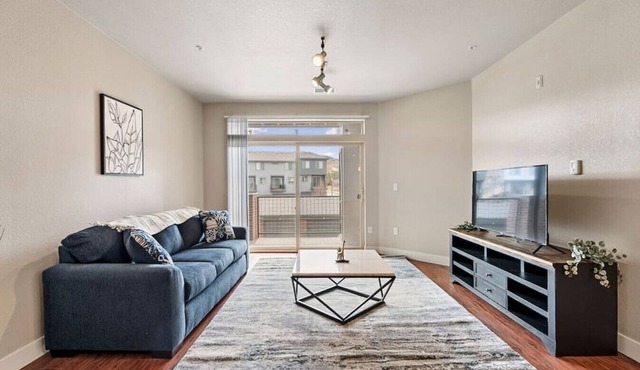 Charming Apartment near Sky Ridge Medical Centern