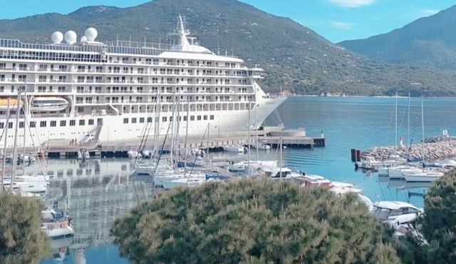 CHARMING APARTMENT ON THE PORT, ONLY 5 MINUTES WALK FROM THE BEACHES