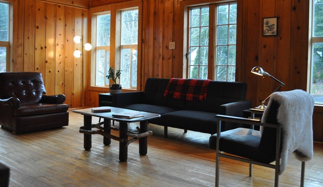 Charming apartment in small mountain town, 2 miles from hot springs!