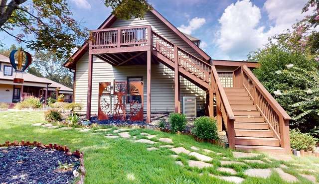 Charming apartment with access to shared infinity pool, hot tub & private deck