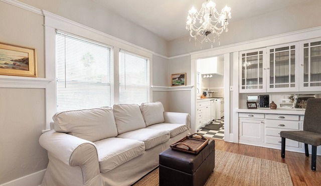 Charming apartment with WiFi and AC, two blocks to the beach