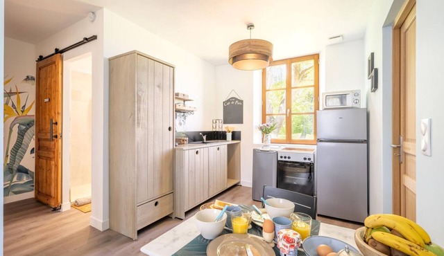 Charming apartment with river view, WiFi and parking