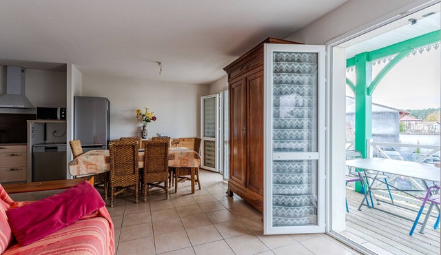 Charming apartment with pool, near center and lake, sleeps 4