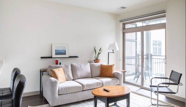 Charming Apartment with Gym and Balcony