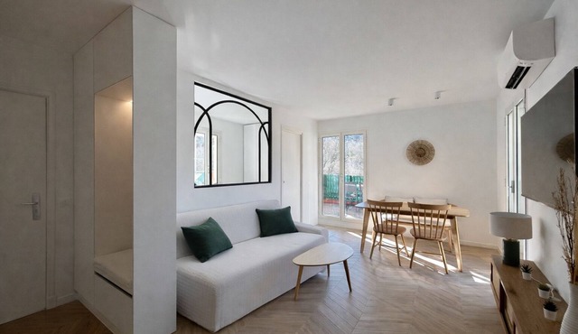 Charming apartment with terrace, village on foot