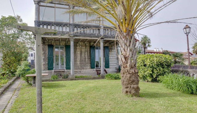 Charming Apartment with Garden, Terrace, and Garage in Central Hendaye