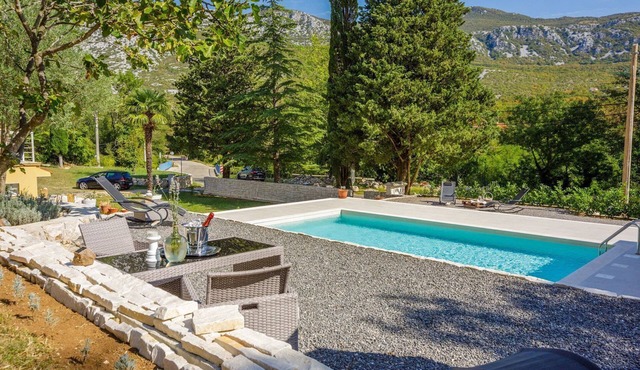 Charming apartment with Mediterranean garden, pool, high chair, cot, BBQ