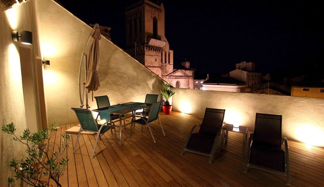 Charming apartment with stunning terrace in Nimes' medieval centre