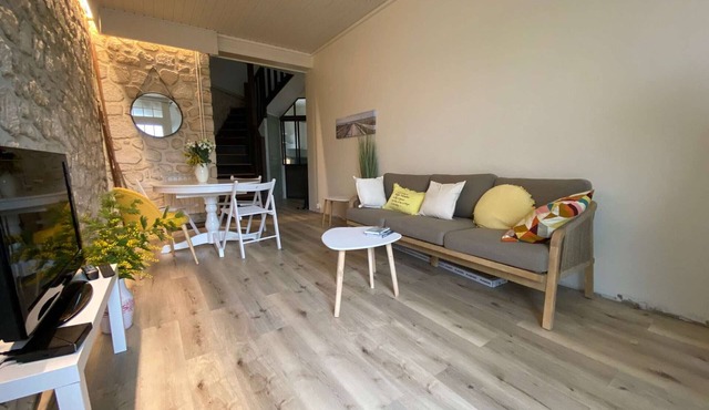 Charming Apartment with Terrace, 200m from Beach, Sleeps 5