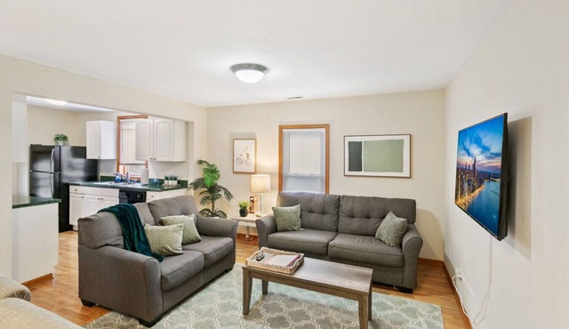 Charming apt in DT Libertyville - Near Naval Base