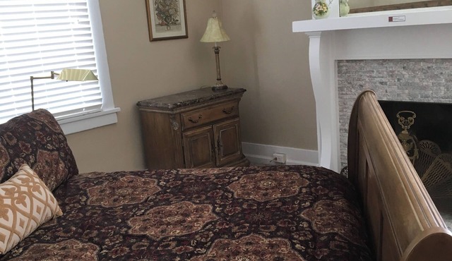 Charming apt in lovely east Forest Hills suburb of Pgh w/AC, WiFi US OPEN