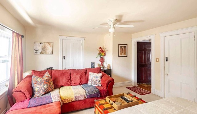 Charming Apt Walkable to Shop, Eat & NYC Transport