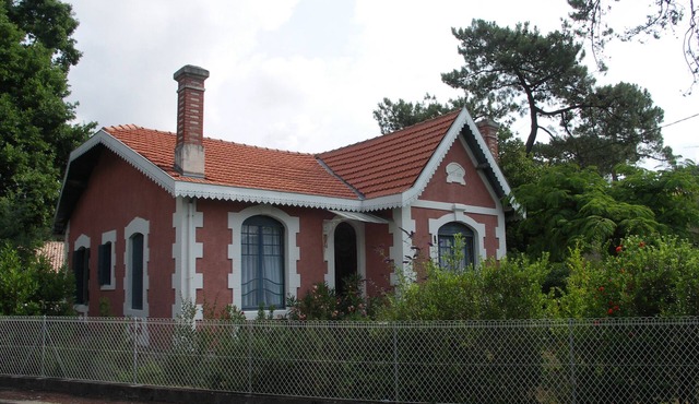 Charming Arcachon villa a stone's throw from beaches and shops.