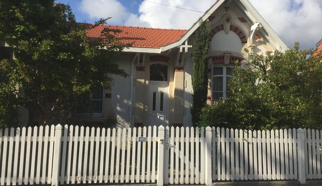 Charming Arcachonnaise villa with enclosed garden, 800m from Arcachon beach.
