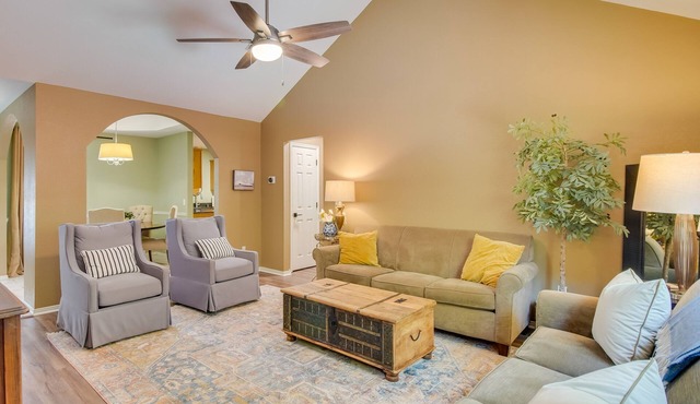 Charming Arkansas Retreat w/Deck, Near Downtown!