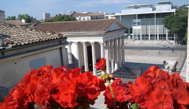Charming artist apartment, Place de la Maison Carrée (Unesco Site).