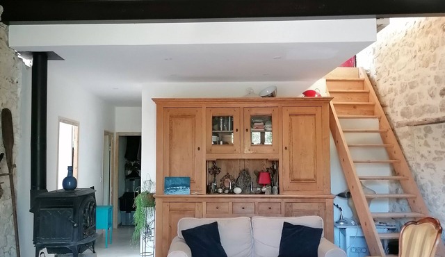 Charming, artistic, cool and quiet house, swimming pool, wooded patio.